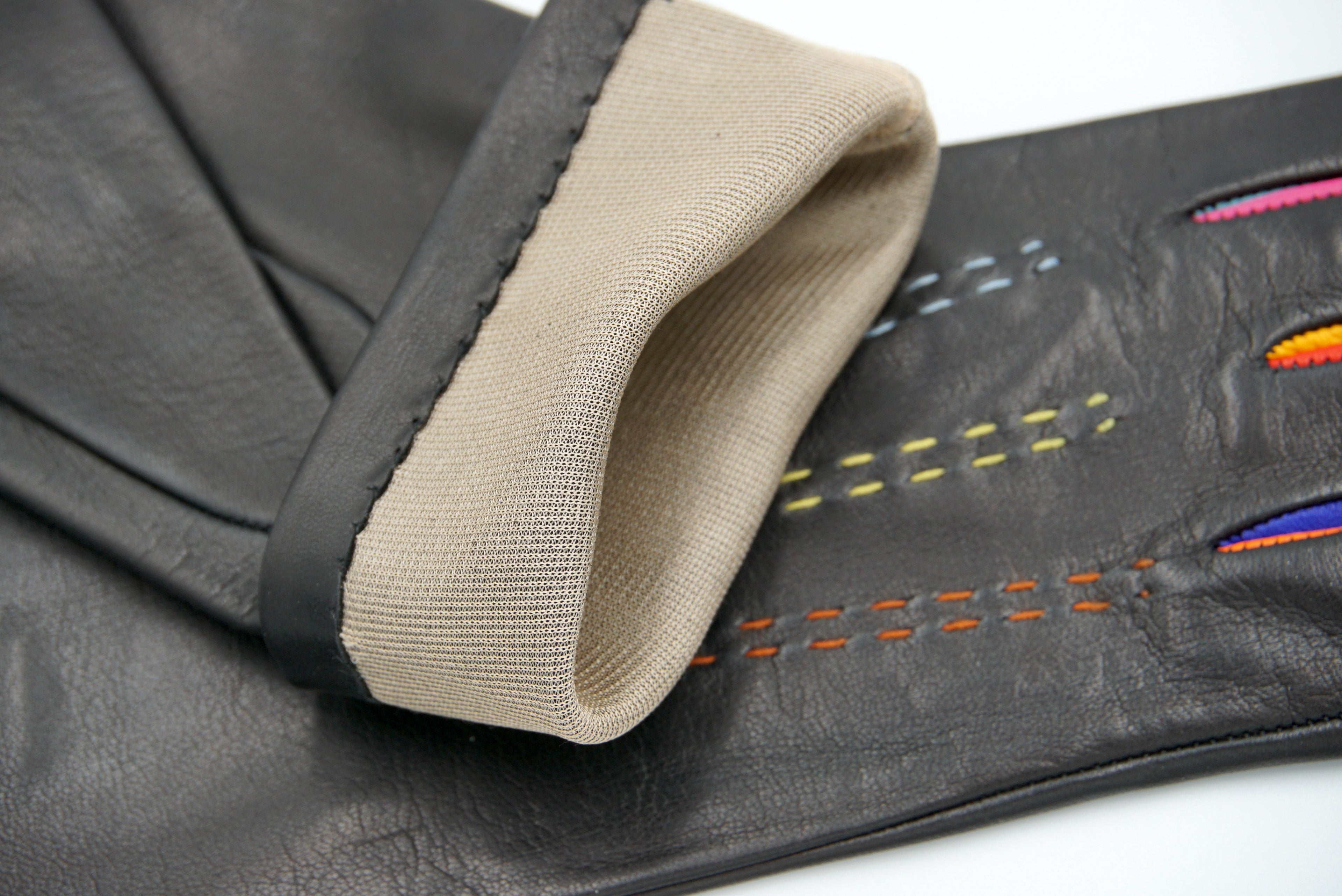 Masullo1932 guanto da donna Accento nero in nappa ovina con colore tra le dita, vista 3